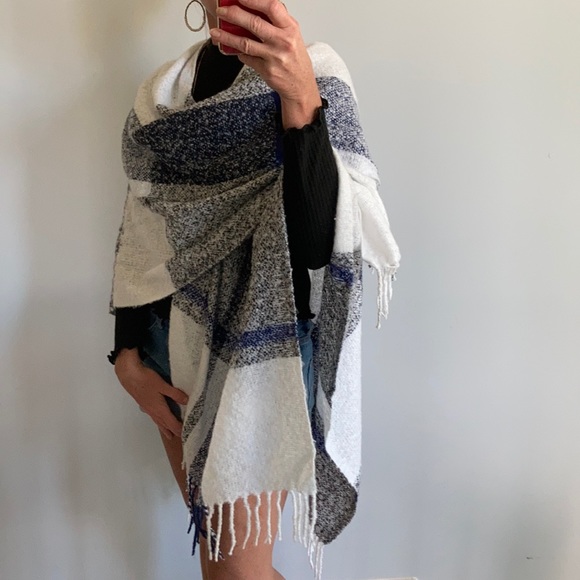 Gorgeous Fringed Shawl/Cape - Picture 5 of 7